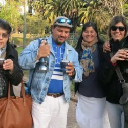 Es muy frecuente ver gente bebiendo mate en uruguay.